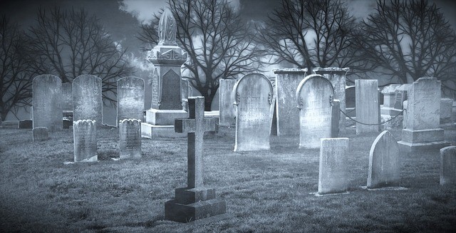 Eine würdevolle Beerdigung und ein ordentliches Grab gehören dazu, sind aber an hohe Kosten gebunden.